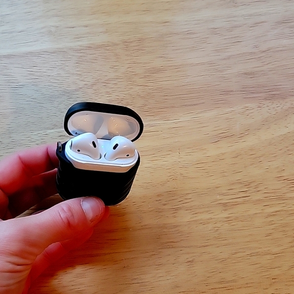 Apple Airpods - Picture 1 of 2
